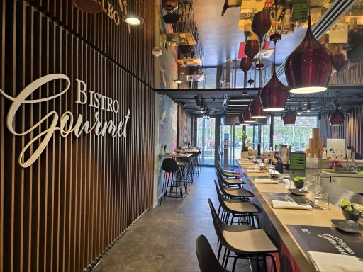 Moderne Bistro-Atmosphäre mit elegantem Dekor und gemütlicher Sitzgelegenheit.