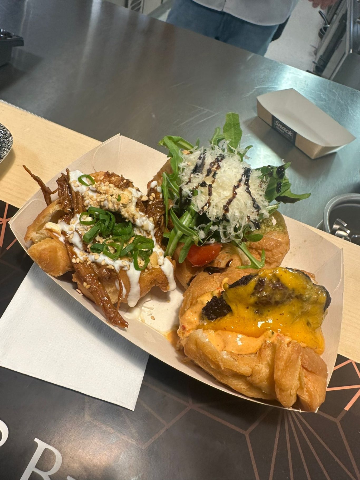 Drei Gerichte mit verschieden gefüllten Rickettz auf einem Teller